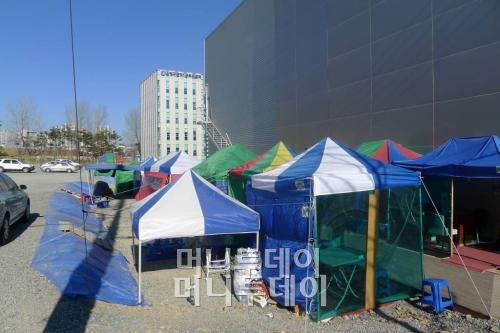 ↑부산의 한 모델하우스 옆에 떳다방(이동식 중개업소)이 진을 치고 있다.