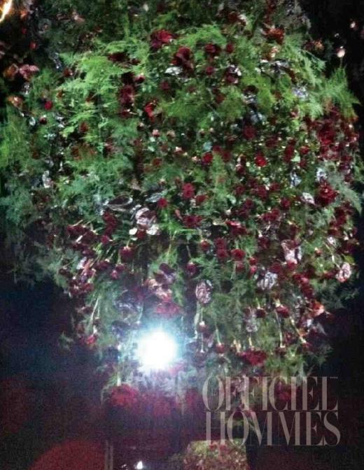 ▲ 시인의 감성을 표현하기 위해 컬렉션 천장을 수천 송이의 장미로 장식했다.