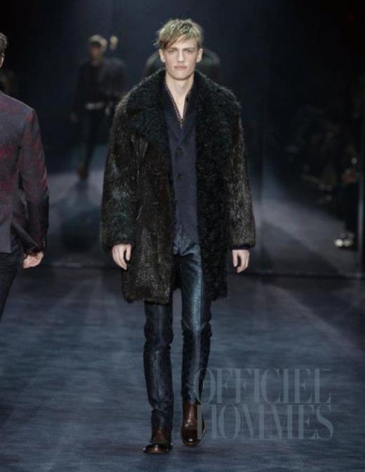 ▲ 잘 떨어지는 라인이 특징인 구찌이지만 이번 시즌, 코트의 어깨라인은 한결 풍성해진 것이 특징이다.