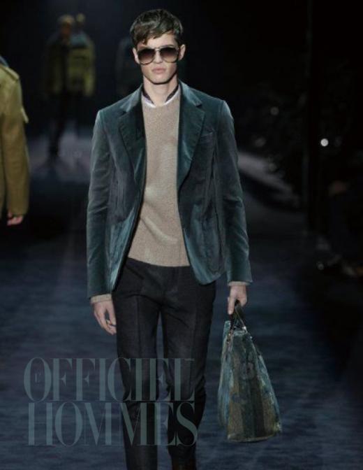 ▲ 컬러풀한 악어가죽의 보스턴백이 눈길을 끈다.