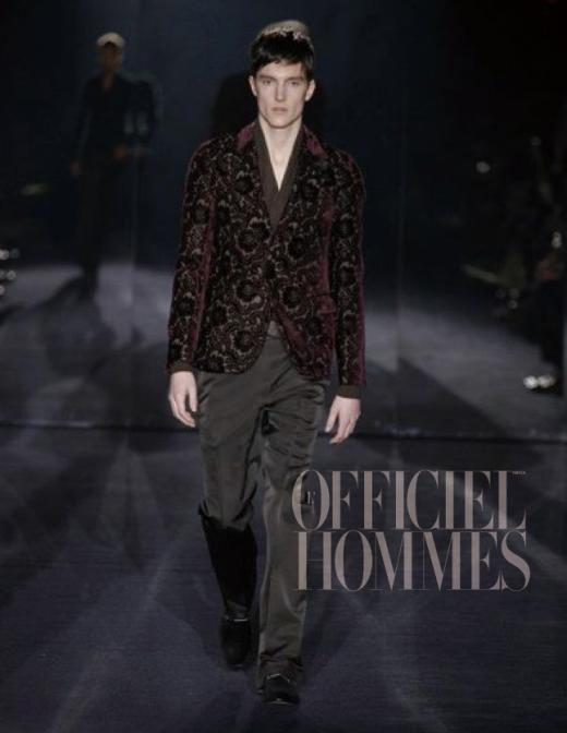 ▲ 화려한 벨벳소재에 섬세한 꽃장식으로 더욱 풍성한 화려함을 보여주고 있다.