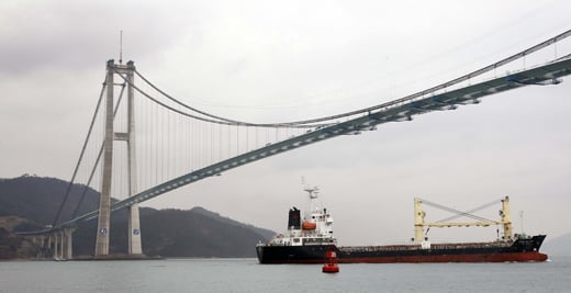 지난 19일 상판연결 작업을 마친 국내 최대규모의 현수교 '이순신 대교' ⓒ대림산업