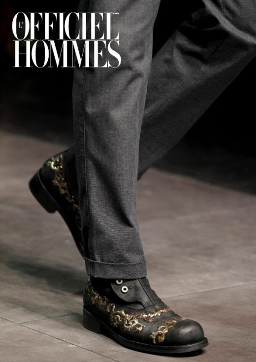 ▲돌체 앤 가바나의 화려한 금색 장식 구두.