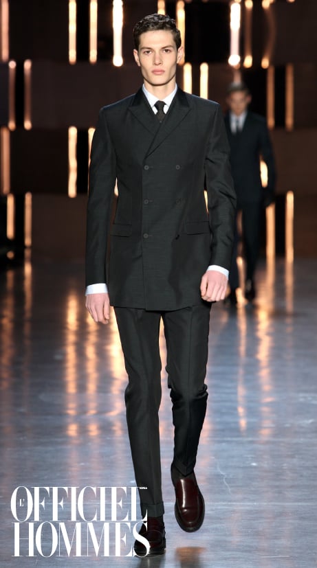 ▲ 지 제냐의 꼭 맞는 어깨와 슬림한 피트의 바지 수트는 고급스러운 딥 컬러여서 더욱 세련된 느낌을 준다.