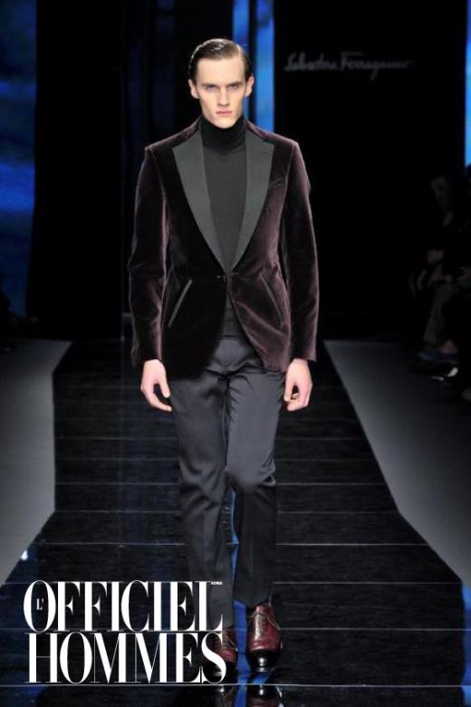 ▲ 와인색의 톤온톤 매치로 무대를 가득 메운 살바토레 페라가모 컬렉션.