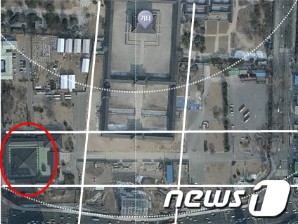 붉은색 원 안의 국립고궁박물관이옛 조선총독부 축에 맞춰져 경복궁 축과 어긋나 있다. News1