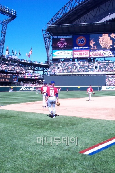 ↑ 2001년 박찬호가 LA 다저스 시절 마지막 해 처음으로 내셔널리그 올스타에 뽑혔을 때 경기가 열린 시애틀의 세이프코 필드이다. 장애인들을 위한 완벽한 시설을 자랑한다. 걸어나가는 뒷모습의 61번 선수가 박찬호이다.