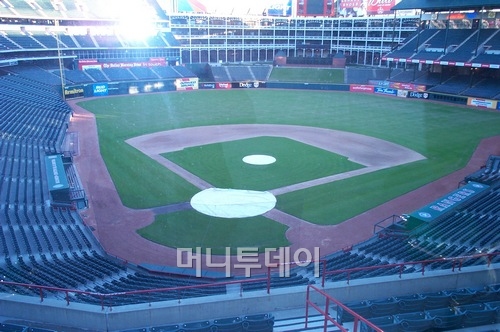 ↑ 박찬호가 텍사스로 이적해 첫 시즌을 맞이한 2002년 홈구장 ‘볼 파크 인 알링턴’ 전경이다. 장애인 석은 보통 내야석 두 번째 단에 마련돼 있다. 세월이 흘러 구장 명칭도 ‘레인저스 볼파크’로 바뀌었다.