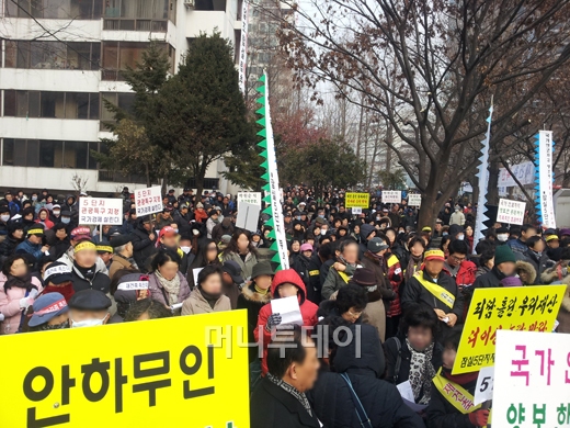 ↑27일 오전 서울 송파구 지하철 2호선 잠실역 일대에서 열린 잠실주공5단지 재건축 촉진대회에 참석한 조합원 1500여명(추진위 추산)이 조속한 재건축 사업 추진을 요구하며 구호를 외치고 있다. ⓒ민동훈 기자
