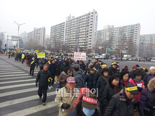 ↑27일 오전 서울 송파구 지하철 2호선 잠실역 일대에서 열린 잠실주공5단지 재건축 촉진대회에 참석한 조합원 1500여명(추진위 추산)이 송파구청까지 가두행진을 벌이며 조속한 재건축 추진을 요구하는 구호를 외치고 있다. ⓒ민동훈 기자