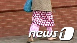 파자마 차림으로외출중인여성. 출처=BBC News1