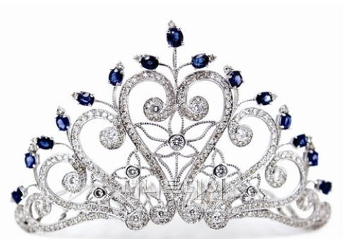 ⓒ삼신 다이아몬드, 삼신 다이아몬드의 '페이스 티아라' 왕관. 사파이어와 다이아몬드로 만들었다.