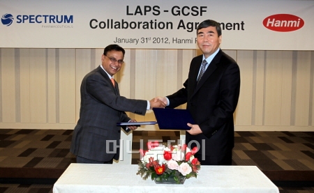 ↑ 서울 송파구 방이동 한미약품 본사에서 열린 호중구감소증치료제 랩스-GCSF 공동개발 계약식에는 이관순 한미약품 사장(오른쪽)과 슈로트리아 스펙트럼 사장이 참석했다.