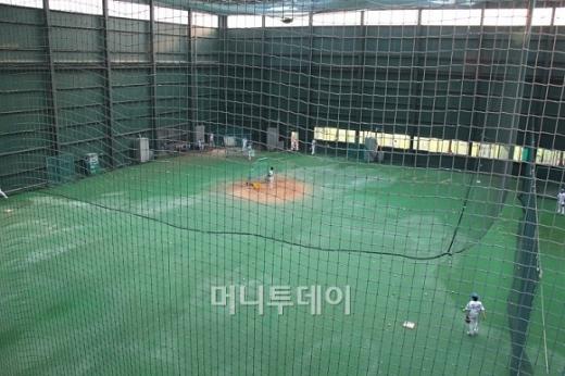 ↑ 경기 고양 소재 우리 인재원 내 실내 연습장 전경.ⓒ리그 홈페이지