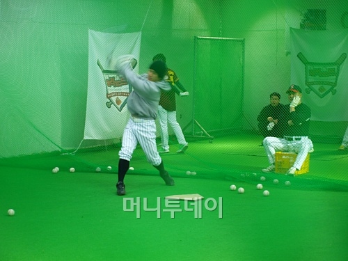 ↑ 실내연습장에서 동계 훈련 중인 사회인 야구단.ⓒ송학주