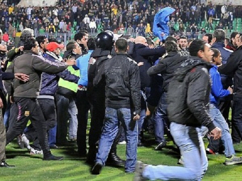 이집트는 최악의 축구 관중 난동 사건으로 인해 홍역을 치르고 있다.