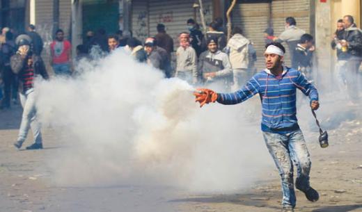이집트의 축구장 관중 난동은 반정부 시위로 이어져 더 큰 희생을 낳고 있다.