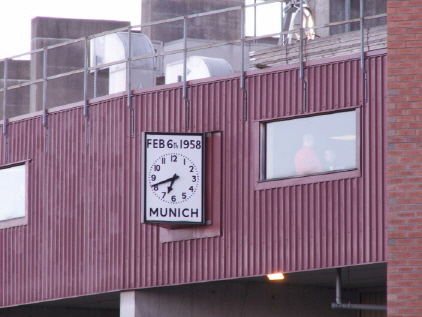 맨체스터 유나이티드의 경기장 올드 트래포드 외벽에 설치된 추모 조형물. 뮌헨 참사가 벌어진 날짜와 시각에 멈춰 있다.