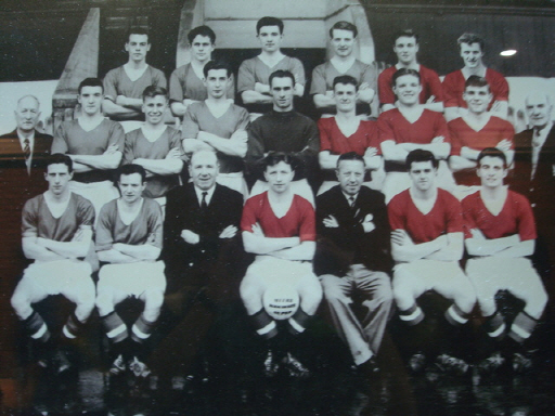 뮌헨 참사 당시 선수단과 코칭 스탭. 붉은 빛 유니폼의 8명이 사고로 목숨을 잃은 이들이다.