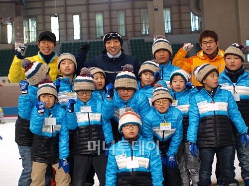 ↑ 스피드스케이팅 이규혁 선수(중앙)와 함께 '행복나눔 생활체육 스케이팅교실'에 참여한 제갈성렬 감독(좌측).ⓒ송학주