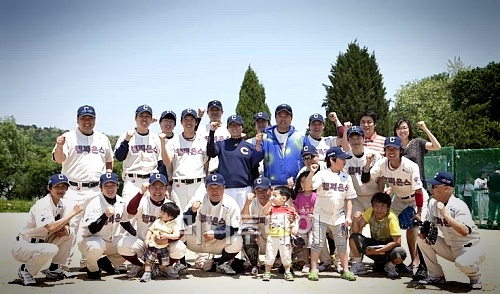 ↑ 각계각층의 스포츠스타들이 활동하고 있는 '챔피온스' 사회인 야구단.ⓒ구단 홈페이지