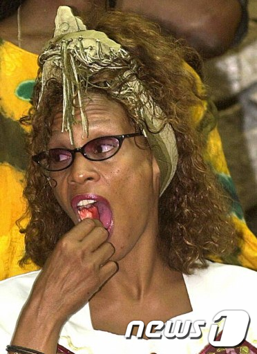 2003년 이스라엘 디모나에서 망가진 휘트니 휴스턴의 충격적인 모습. 그는 가정폭력과 마약중독으로 어두운 시절을 보냈다.  AFP=News1