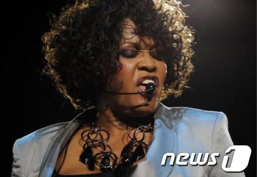 2010년 재기를 위해 '월드투어'를 했을 당시 모습. 독일 오베르하우센 'Nothing but love' 콘서트에서 노래를 부르고 있다.  AFP=News1