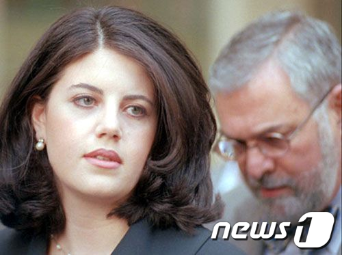 빌 클린턴 대통령과 백악관 인턴 모니카 르윈스키  News1