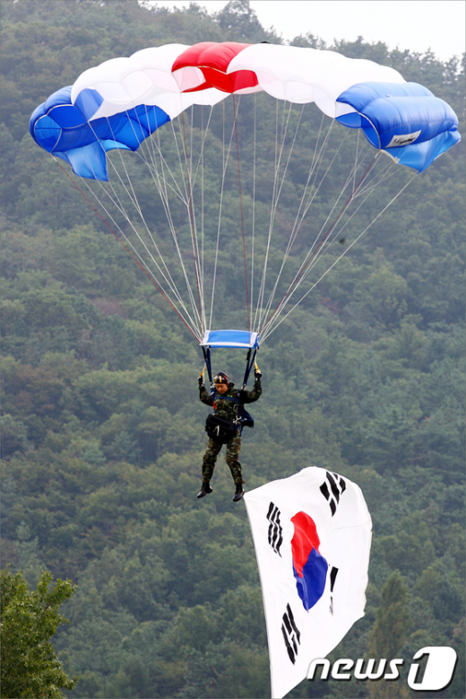 고공낙하 중인 강현서 중사.  News1