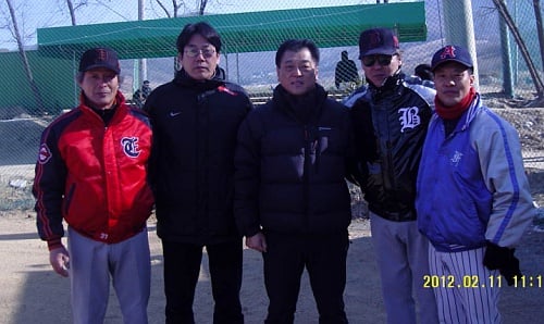 ↑ 사회인 야구 리그 'SF리그' 개막식에 참석한 정삼흠 감독(좌측 2번째)과 이광권 해설위원(좌측 3번째).ⓒ송학주