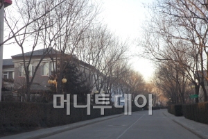 이맹희씨의 주소인 삐수이좡위앤 38동 19호로 들어가는 진입로. 이곳에서 경비가 안으로 들어가는 외부인들을 철저히 차단해 안에 살고 있는 사람의 진입동의가 없으면 들어갈 수 없다.