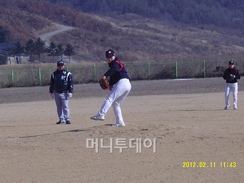 ↑ 지난 11일 사회인 야구 리그 'SF리그' 개막식 초청 경기로 진행된 여자 야구단 '떳다볼' vs '스페셜포스' 경기 모습.ⓒ송학주