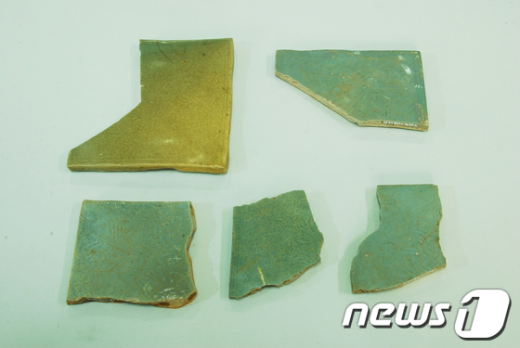 출토된 청자도판/ 사진제공=강진군 News1