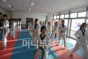 베이징쓰중 '다국적 태권도 동아리' 회원들이 태극1장을 시범보이고 있다.