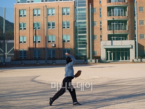 ↑ 지난 18일 혹한의 날씨 속에 서울대 동아리 야구 선수들이 연습을 하고 있다. 야구장 좌측에는 건물이 들어서 펜스까지 60m에 불과하다.ⓒ송학주