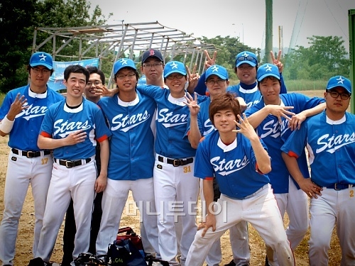 ↑ 지난해 5월 '제3회 머니투데이 전국 사회인 야구대회'에 참석해 우승한 서울대 '스누스타즈' 선수들과 '야구장  시설 개선위원회' 대표 조현선 연구원(좌측 6번째).ⓒ송학주