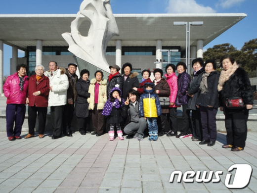 지난 18일 문화바우처 카드를 활용해 광주문화예술회관에서 열린 콘서트 관람에 나선 영광군 염산면 노인들 모습./사진제공=영광군청 News1