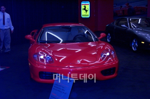 ↑박찬호는 명 스포츠카 페라리를 좋아한다. 그리고 페라리를 구입할 명예와 부를 가지고 있다. 그러나 그는 페라리를 사지 않는다. 이유가 뭘까? 오래전 LA 모터쇼에 전시된 페라리다.