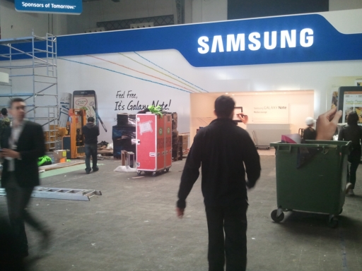 ↑삼성전자의 MWC 2012 부스는 개막 하루 전날인 27일(현지시간)에도 공사가 한창이었다.