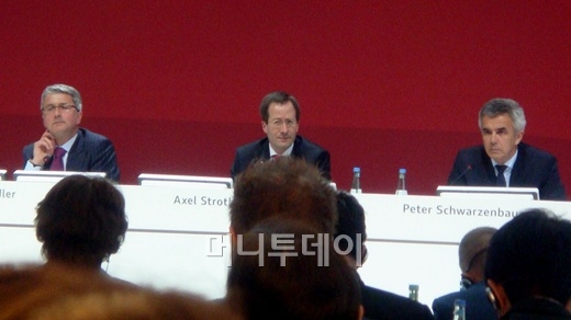 ↑1일(현지시간) 독일 아우디 잉골슈타트 본사에서 루퍼트 슈타들러 회장(사진 왼쪽)과 피터 슈바르첸바우어 세일즈앤 마케팅 총괄임원(사진 오른쪽)이 전세계 기자들을 대상으로 지난해 실적을 발표하고 있다.