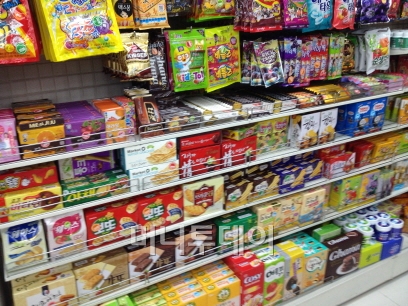 ↑ 노원구의 한 다이소 매장에서는 동네 슈퍼마켓에서 주력으로 판매하는 과자와 라면, 통조림, 커피, 아이스크림, 음료수 등을 별도 진열대를 설치해 판매하고 있다.