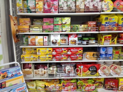 ↑ 생활용품 전문점인 다이소 매장에서는 최근 과자 외에도 커피와 차, 햇반, 통조림, 라면 등 동네 슈퍼와 대부분 중복되는 식음료 상품들의 판매를 크게 늘리고 있다.