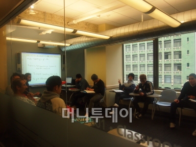 ▲캐나다는 1대1 영어 튜터링 과정이 잘 갖춰져 있다. 소규모 학교를 선택하면 1대1 과외 패키지 코스를 들을 수 있다.