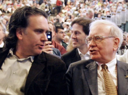 ↑ 워런 버핏(오른쪽)과 그의 차남 피터 버핏(왼쪽)