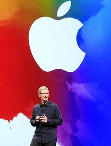 ▲ 팀 쿡 애플 최고경영자가 7일(현지시간) 미국 샌프란시스코 소재 예르바 부에나 예술센터에서 아이패드2의 성능을 향상시킨 신제품 `뉴 아이패드`를 공개했다.