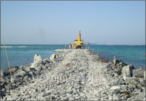 원자로에 냉각수를 공급하기 위한 취·배수 방파제 건설 현장. 높은 수온 때문에  총 길이가 15.3㎞로 국내의 5배에 달한다.