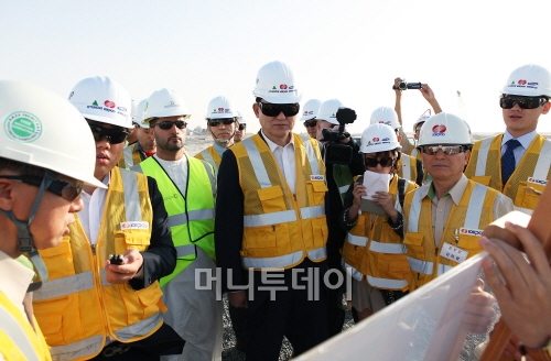 홍석우 지식경제부 장관(가운데)이 지난 5일(현지시간) 아랍에미리트연합(UAE) 브라카 원전 건설 현장을 찾아 공사 현황을 설명받고 있다.