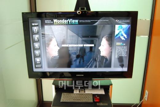 ▲ 잡카페 내에 설치된 무인화상면접기.