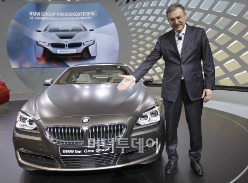 ▲ 노르베르트 라이트호퍼 BMW 최고경영자가 지난 6일 스위스 제네바 모터쇼에서 BMW 6시리즈 그랜드 쿠프를 소개하고 있다.