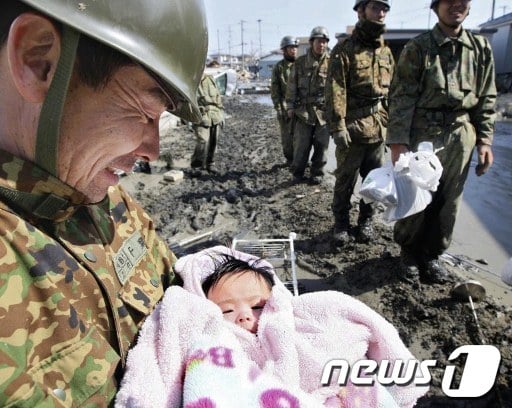 '기적의 아기'. 지난해 3월 14일 일본 미야기현 이시노마키에서 구조된 4개월 아기  AFP=News1